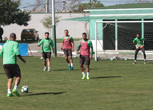 Coxa deverá ter quatro novidades contra o Flu
