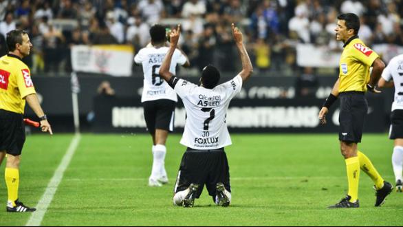 Jô fez o seu nono gol no campeonato