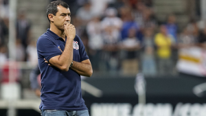 Carille desdenha de declaração de Renato Gaúcho sobre o Corinthians 'despencar'