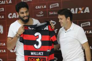 Com zaga desfalcada, Wallace fará sua reestreia no Vitória: 'Oportunidade chegou'
