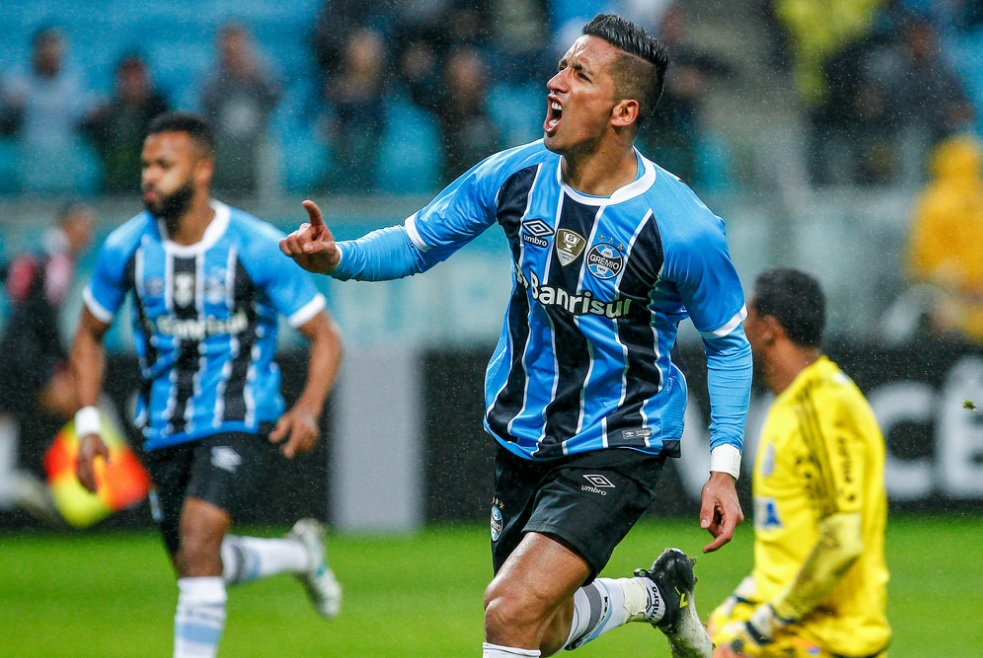 O paraguaio Lucas Barrios marcou dois gols e comandou a virada do Grêmio