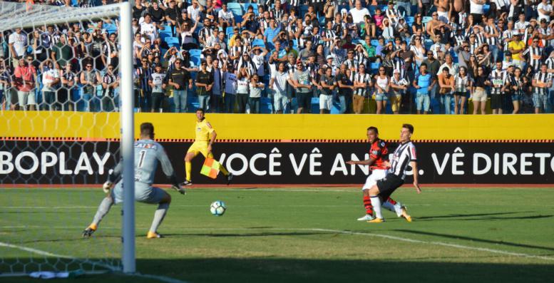 Niltinho chuta e Victor salva com os pés. Uma das chances dos goianos, que pararam no goleiro adversário. Foto: Paulo Marcos - AGG