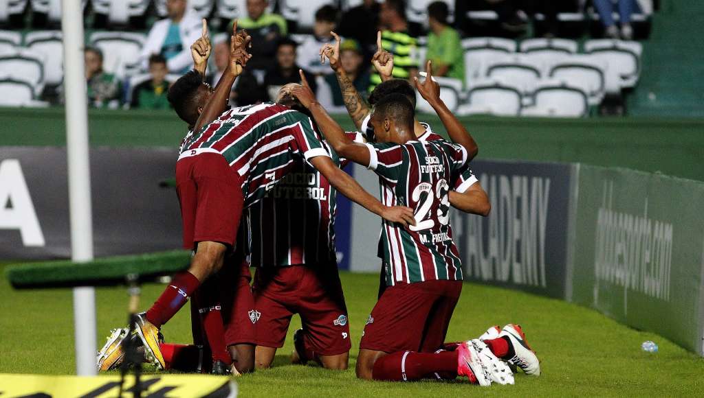 Jogadores do Fluminense comemora gol de Léo contra Coritiba: Fim do jejum - FOTO: NELSON PEREZ/FLUMINENSE F.C.