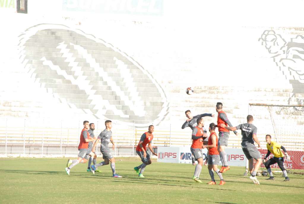 Jogadores do XV de Piracicaba se preparam para enfrentar o MIrassol, nessa terça-feira