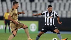 Tite sinaliza com chance para atletas que atuam no Brasil ao ver Botafogo x Sport