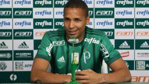 Fora de jogo com o Flamengo, Deyverson é regularizado pelo Palmeiras