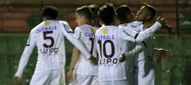 Jogadores da Ferroviária festejam gol de Léo Castro que deu a vitória sobre Velo Clube em Rio Claro. Foto: Felipe Blanco
