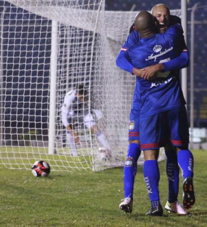 Bom futebol do São Caetano superou o Água Santa. Foto: Adriano Stofaneli
