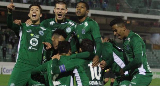 Guarani comemora gol da virada em cima do Ceará, que empatou no final. Foto: Gabriel Ferrari.