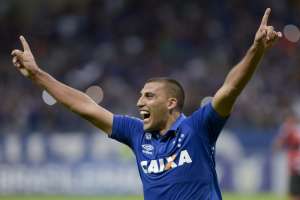 Próximo de perder dois importantes jogadores, Cruzeiro trabalha para reforçar elenco