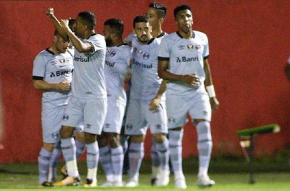 Grêmio foi compacto e ganhou do Vitória dentro do Barradão. Segue na cola do líder Corinthians