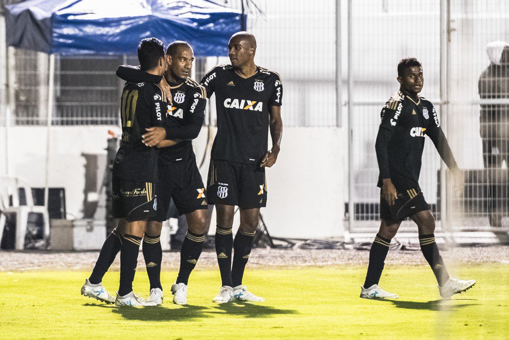 Ponte Preta 4 x 0 Coritiba - Macaca goleia e afasta crise 2 0002050255182 img
