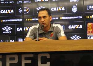 Auxiliar do Vasco lamenta chances perdidas e aprova atuação em derrota