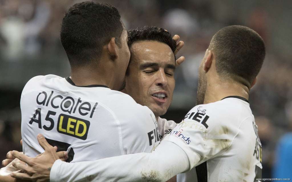 Jadson sofre fratura nas costelas e desfalca o Corinthians por um mês 2 0002050255278 img