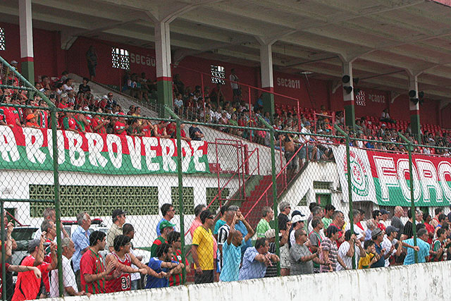 Mesmo após protestos da torcida, a Portuguesa Santista manteve a parceria com João Telê