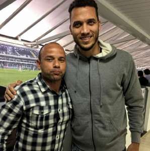Léo se emociona ao reencontrar o zagueiro Neto, da Chapecoense, na Vila Belmiro