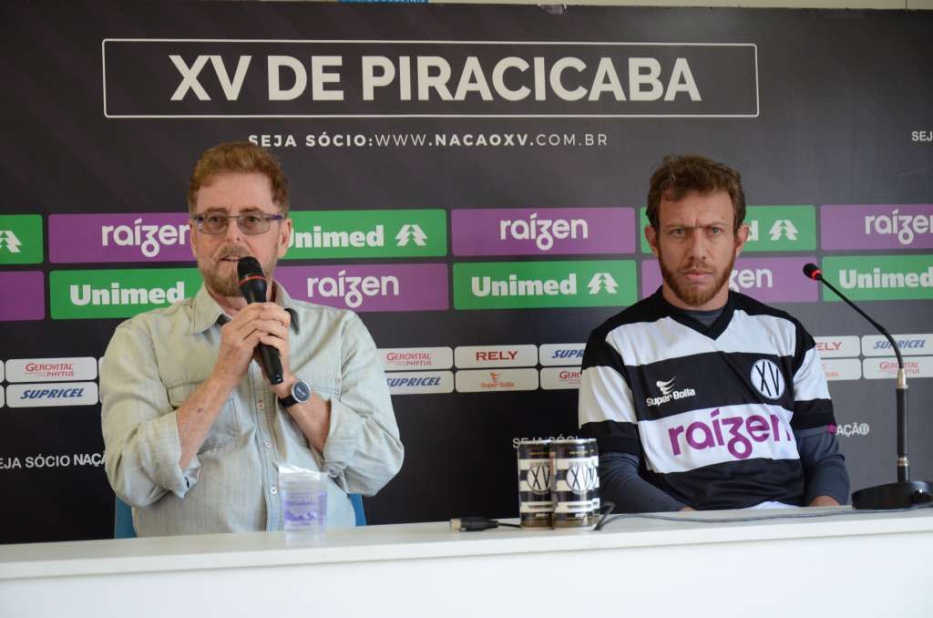 Ao lado do presidente do Nhô Quim, Celso Christofoletti, o jogador esbanjou confiança e carinho pelo XV de Piracicaba (Foto: Michel Lambstein)