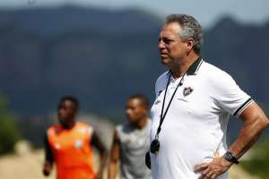 Abel descarta trocar Fluminense pelo Atlético-MG e reclama de vaias após empate