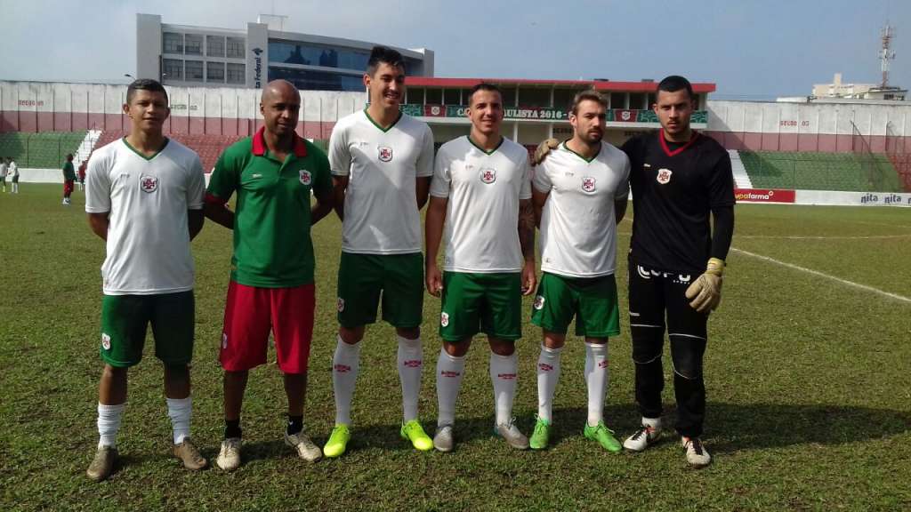 Ao lado dos novos jogadores, Ricardinho foi apresentado como técnico da Portuguesa Santista (Foto: Arthur Faria)