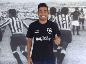 Trocado por Camilo, Brenner é oficializado como reforço do Botafogo
