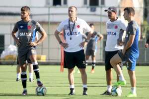 De volta ao Vasco, Milton Mendes descarta Nenê e testa atacantes da base