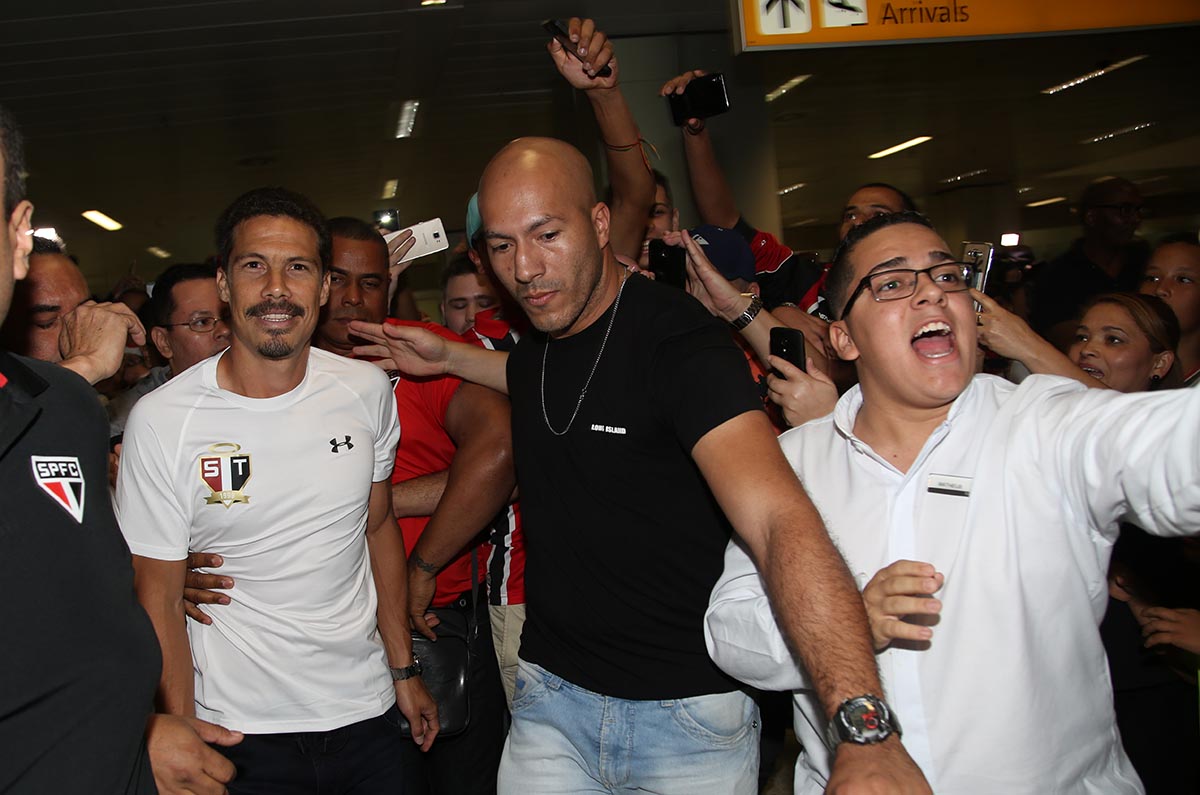 Hernanes é recebido com festa pela torcida do São Paulo em aeroporto