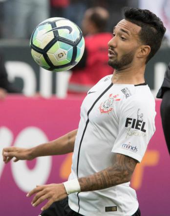 Clayson espera a chance para brilhar no Corinthians