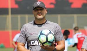 Vitória aposta em técnico interino para reagir diante da Chape neste sábado