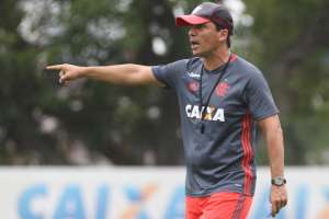 Sem Diego, Flamengo busca a vitória sobre o Coritiba para aliviar a pressão