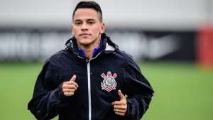 Giovanni Augusto treina como titular e vira substituto de Jadson no Corinthians