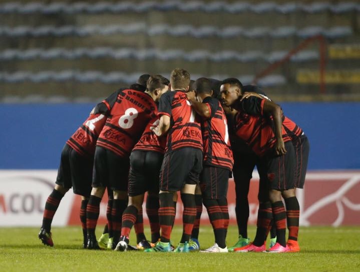 Jogadores do Oeste se reúnem para comemorar bela vitória na Arena Barueri