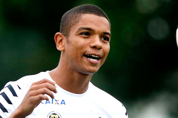 Santos prega atenção nesse domingo e considera positivo jogar no Pacaembu