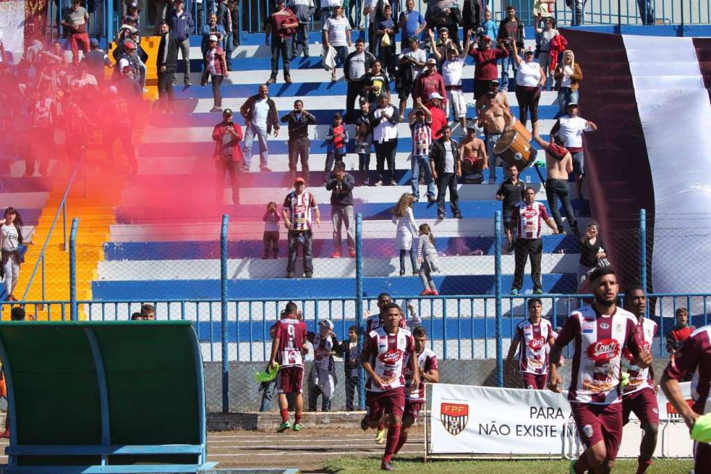 Jogadores do Vocem comemoram com a torcida a vitória desse domingo (Foto: Mauro Lima)