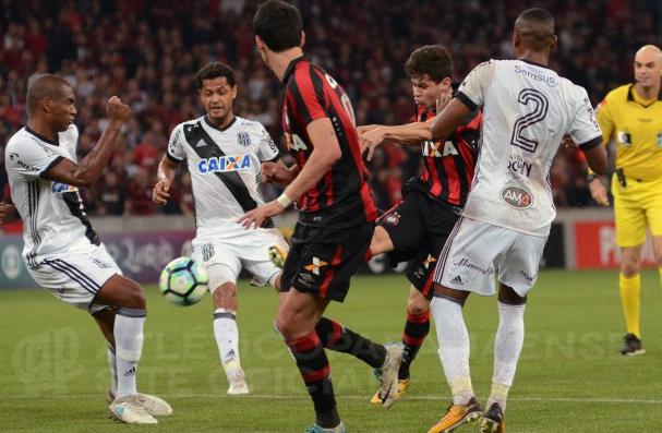 Atlético-PR sufocou a Ponte Preta, mas levou dois gols em contra ataques no 2.º tempo. Foto: Marco Oliveira - CAP
