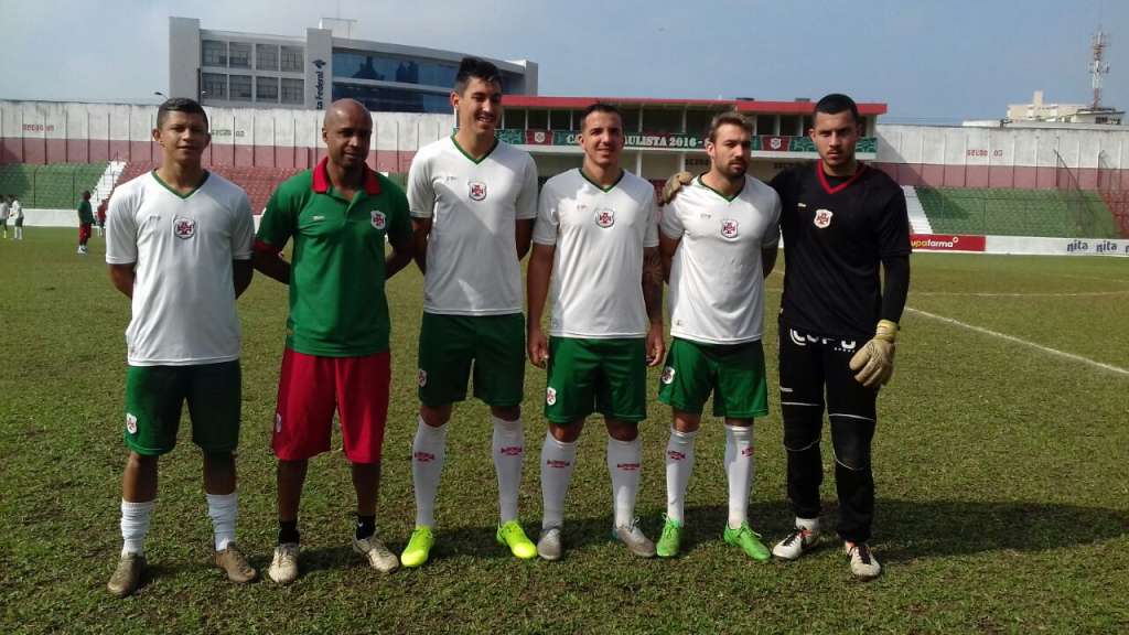 Ao lado de Ricardinho, novos jogadores da Portuguesa Santista foram apresentados no Estádio Urlico Mursa