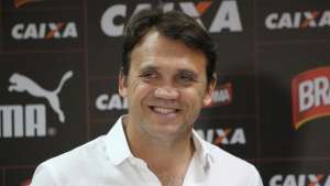 Contratado com ídolo, Petkovic é demitido pelo Vitória após três funções diferentes