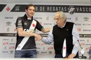 Festejado em aeroporto, Anderson Martins é apresentado e comemora volta ao Vasco