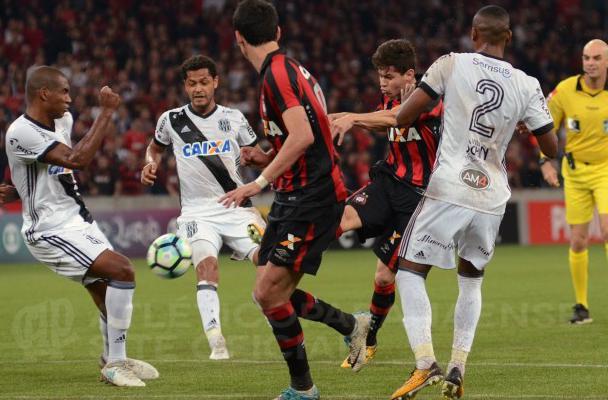 Ponte Preta marcou muito bem o Atlético-PR na Arena da Baixada