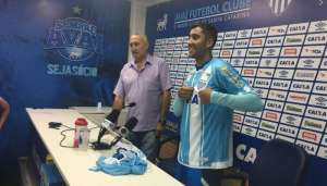 Para sair da zona de rebaixamento do Brasileirão, Avaí apresenta mais um atacante