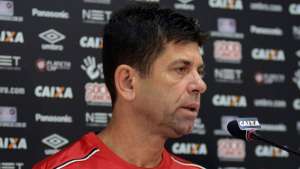 'Vamos acreditar', diz técnico do Atlético-PR sobre reverter goleada do Grêmio
