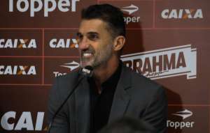 Vitória apresenta ex-Chape: 