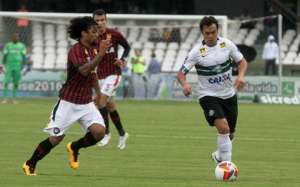 STJD rejeita recurso do Coritiba e mantém suspensão de 15 jogos para Kleber