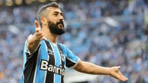 Meia do Grêmio discute com jornalista no Twitter: 