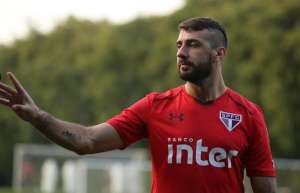 São Paulo ganha em todos os aspectos com estreia de Hernanes, diz Pratto