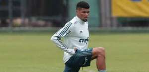 Zagueiro Juninho dá susto e deixa treino do Palmeiras mais cedo