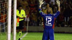 Marcos, ex-goleiro do Palmeiras, recebe alta do hospital uma semana após cirurgia