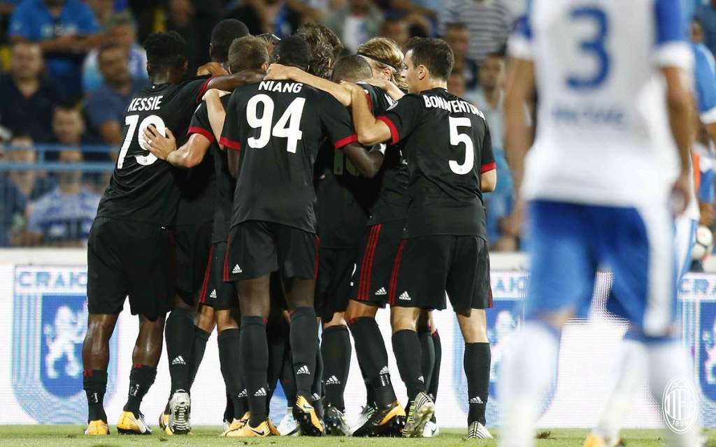 De volta às competições europeias, Milan vence em estreia