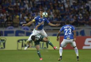 Digão, Ezequiel e Robinho treinam com bola no Cruzeiro