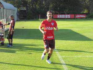 De volta às origens, Hernanes reestreia no São Paulo como meia-atacante no sábado