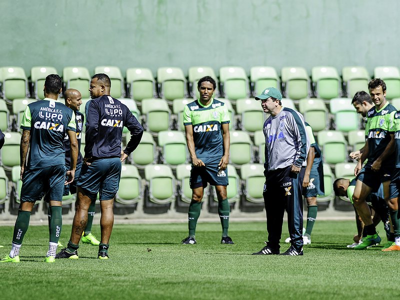 Dirigente do América-MG vê negociação improvável de zagueiro com o Corinthians